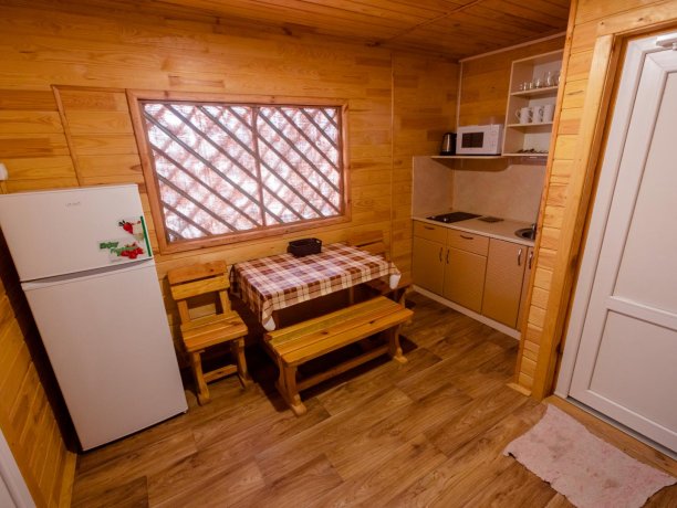 Люкс №35 (на пляже) однокомнатный, база отдыха «Солнышко», Кирилловка. Фото 1