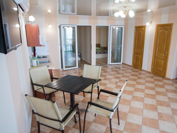 Апартаменты №1 трехкомнатный, база отдыха «ADMIRAL», Кирилловка. Фото 8