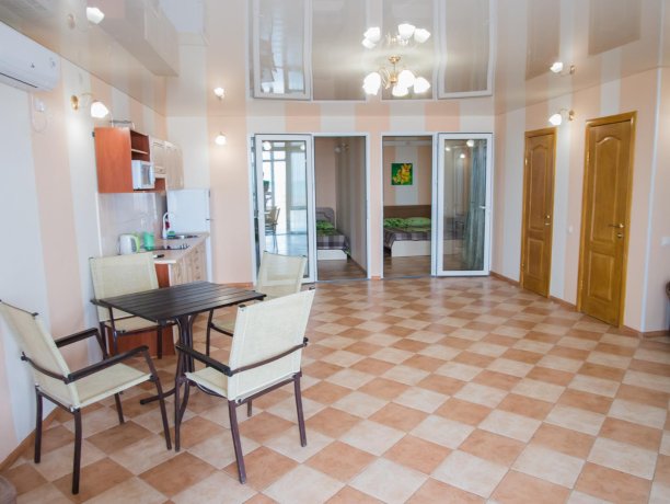 Апартаменты №1 трехкомнатный, база отдыха «ADMIRAL», Кирилловка. Фото 2