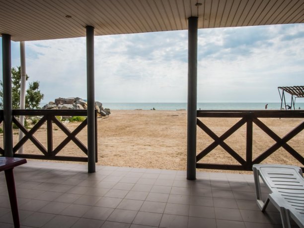 Апартаменты №1 трехкомнатный, база отдыха «ADMIRAL», Кирилловка. Фото 1