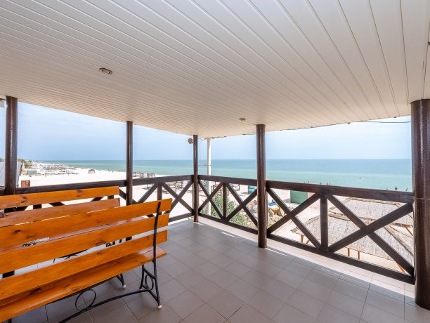 Апартаменты №3 трехкомнатный, база отдыха «ADMIRAL», Кирилловка. Фото 1