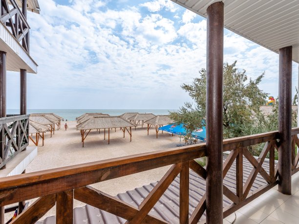 Коттедж Family sea 2 двухкомнатный, база отдыха «ADMIRAL», Кирилловка. Фото 1