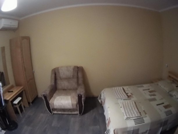 Люкс №51 однокомнатный, база отдыха «Кипарис», Кирилловка. Фото 1