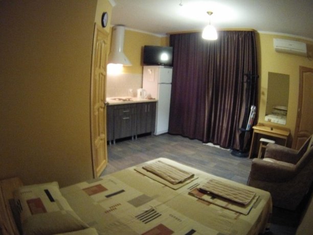 Люкс №51 однокомнатный, база отдыха «Кипарис», Кирилловка. Фото 4