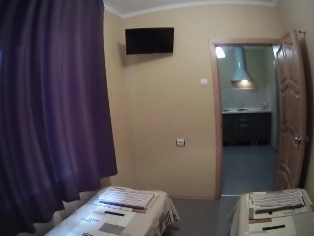 Люкс №52 двухкомнатный, база отдыха «Кипарис», Кирилловка. Фото 3