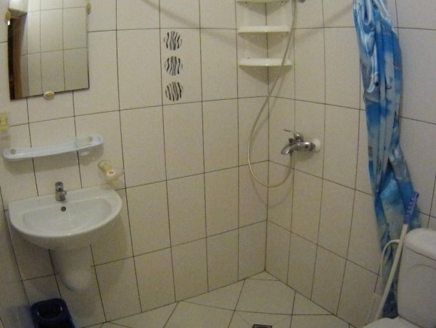 Люкс №53 трехкомнатный, база отдыха «Кипарис», Кирилловка. Фото 2