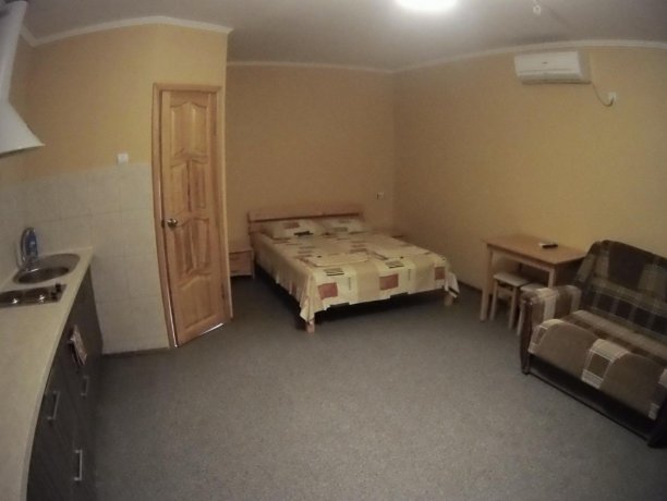 Люкс №54 однокомнатный, база отдыха «Кипарис», Кирилловка. Фото 1