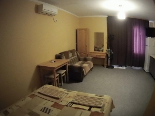 Люкс №54 однокомнатный, база отдыха «Кипарис», Кирилловка. Фото 2