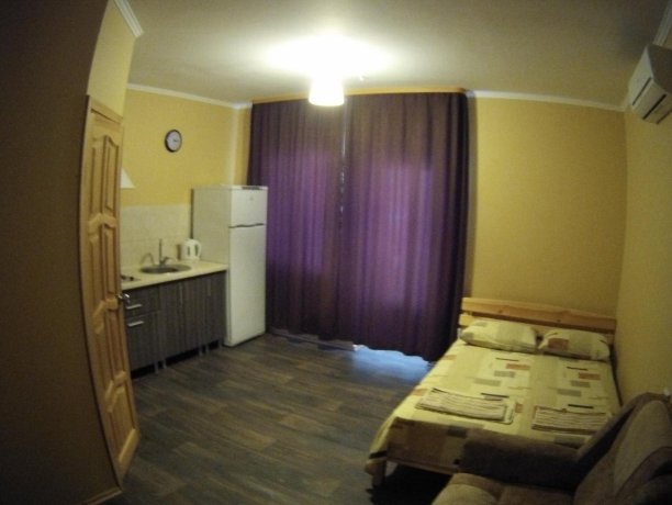 Люкс №55 однокомнатный, база отдыха «Кипарис», Кирилловка. Фото 2