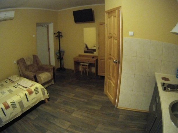 Люкс №55 однокомнатный, база отдыха «Кипарис», Кирилловка. Фото 3