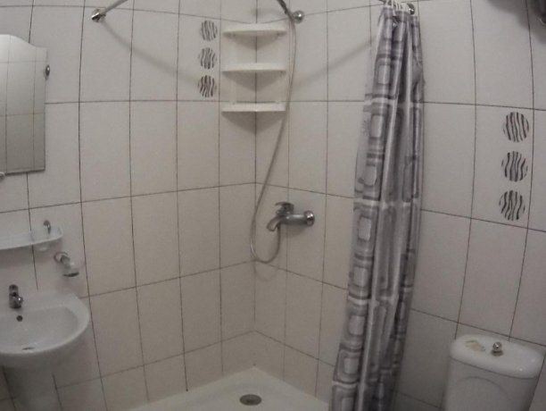 Люкс №55 однокомнатный, база отдыха «Кипарис», Кирилловка. Фото 4