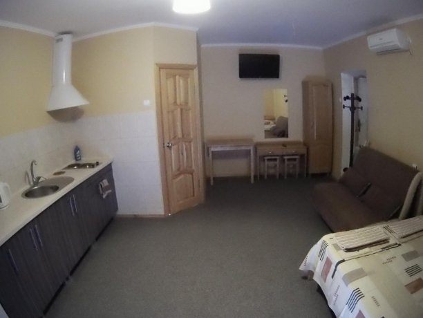 Люкс №58 однокомнатный, база отдыха «Кипарис», Кирилловка. Фото 4