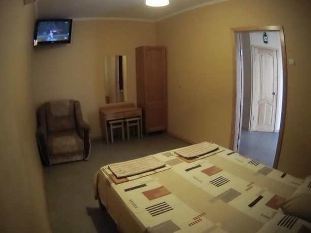 Люкс №61 двухкомнатный, база отдыха «Кипарис», Кирилловка. Фото 2