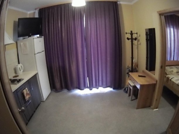 Люкс №61 двухкомнатный, база отдыха «Кипарис», Кирилловка. Фото 4