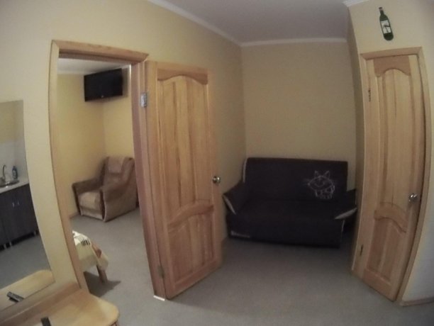 Люкс №61 двухкомнатный, база отдыха «Кипарис», Кирилловка. Фото 5