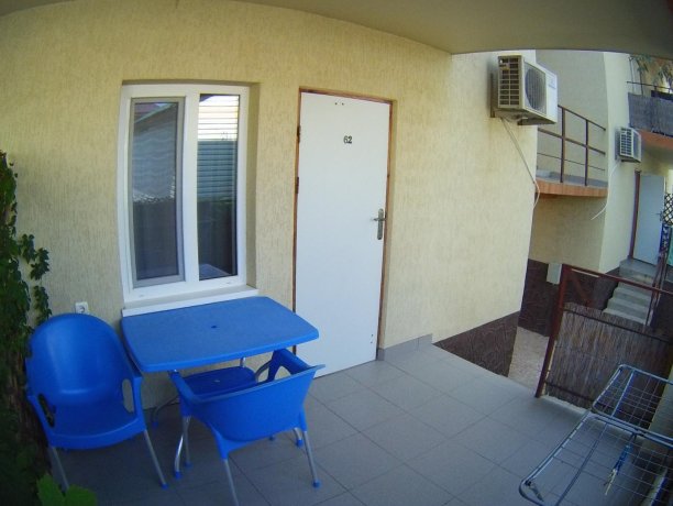 Люкс №62 однокомнатный, база отдыха «Кипарис», Кирилловка. Фото 1