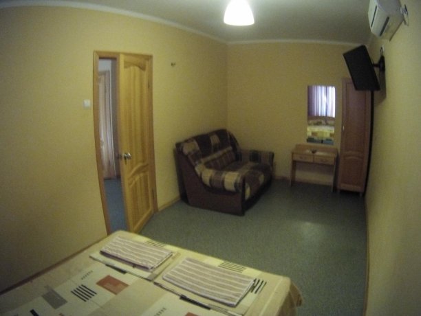 Люкс №64 двухкомнатный, база отдыха «Кипарис», Кирилловка. Фото 5