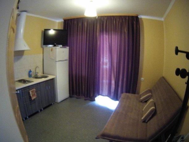 Люкс №65 двухкомнатный, база отдыха «Кипарис», Кирилловка. Фото 4