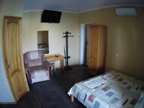 Люкс №66 однокомнатный, база отдыха «Кипарис», Кирилловка. Фото 1