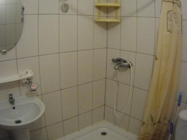 Люкс №67 однокомнатный, база отдыха «Кипарис», Кирилловка. Фото 2