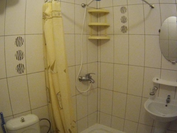 Люкс №68 двухкомнатный, база отдыха «Кипарис», Кирилловка. Фото 3