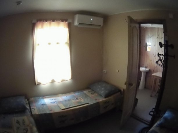 Стандарт №47 однокомнатный, база отдыха «Кипарис», Кирилловка. Фото 1