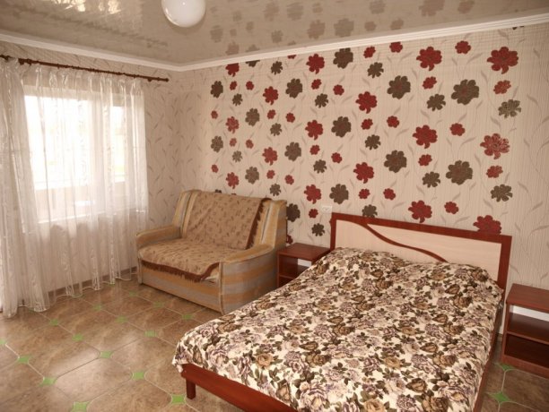 Люкс №2 (3 корп) однокомнатный, гостевой дом «Афродита +Бассейн», Кирилловка. Фото 1