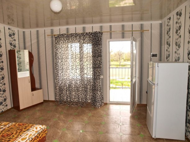 Люкс №8 (3 корп) однокомнатный, гостевой дом «Афродита +Бассейн», Кирилловка. Фото 1