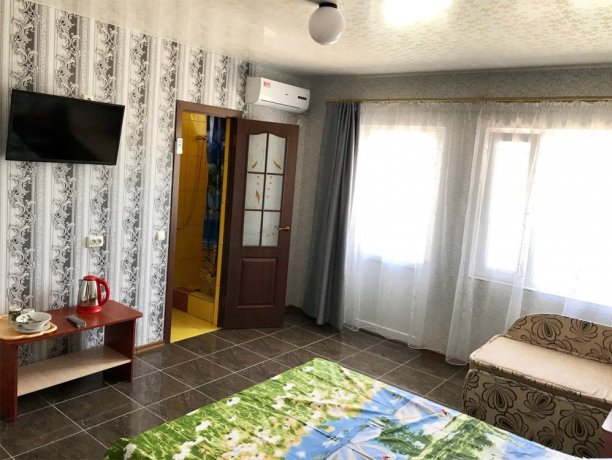 Люкс №18 (4 корп) однокомнатный, гостевой дом «Афродита +Бассейн», Кирилловка. Фото 1