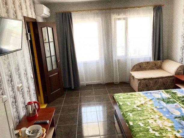 Люкс №19 (4 корп) однокомнатный, гостевой дом «Афродита +Бассейн», Кирилловка. Фото 1