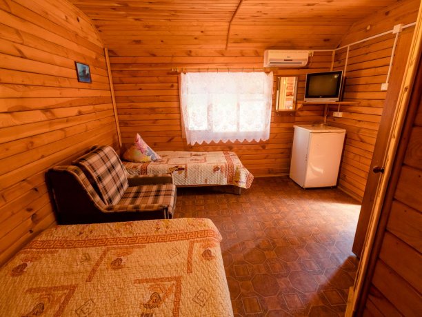 Коттедж №13 однокомнатный, база отдыха «Солнышко», Кирилловка. Фото 3