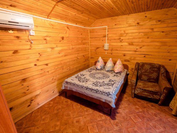 Коттедж №23 однокомнатный, база отдыха «Солнышко», Кирилловка. Фото 3