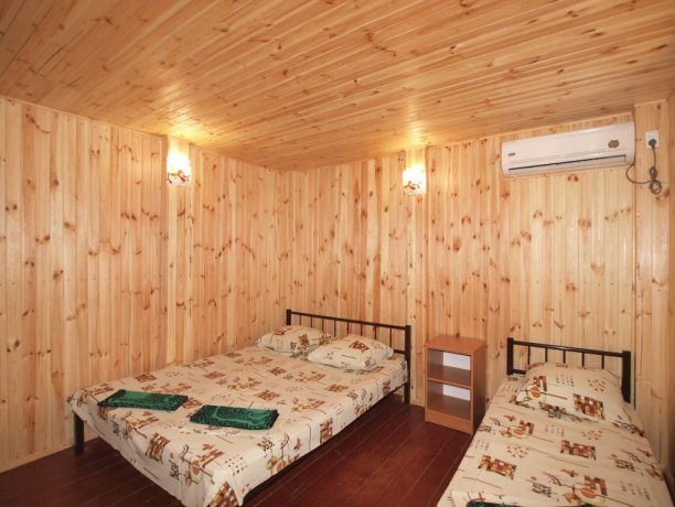 Домик деревянный №31 , база отдыха «Океан», Кирилловка. Фото 1