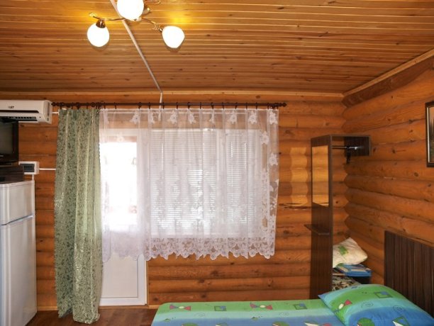 Люкс №12 (сруб) однокомнатный, база отдыха «Акварель», Кирилловка. Фото 1