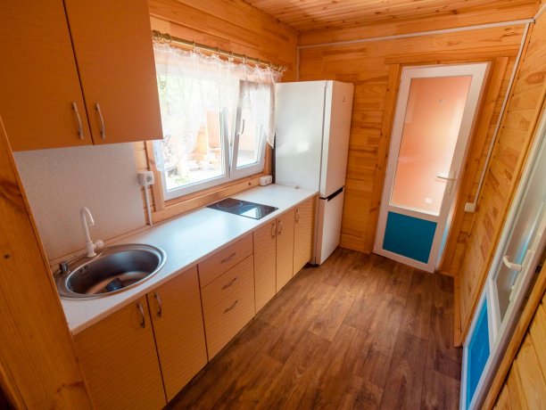 Коттедж №24 двухкомнатный, база отдыха «Солнышко», Кирилловка. Фото 3