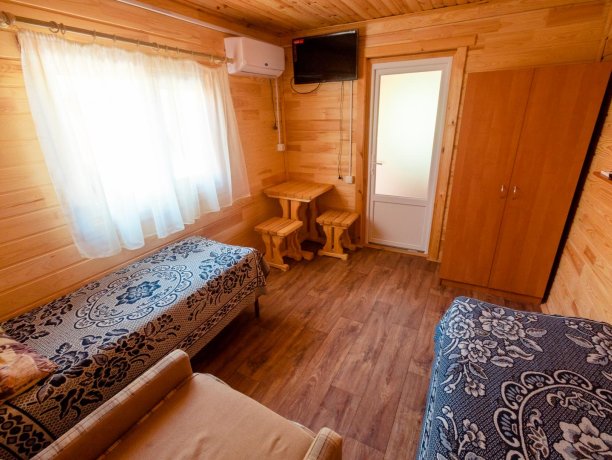 Коттедж №24 двухкомнатный, база отдыха «Солнышко», Кирилловка. Фото 5