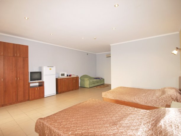 Люкс №103 однокомнатный, база отдыха «Водный мир», Кирилловка. Фото 1