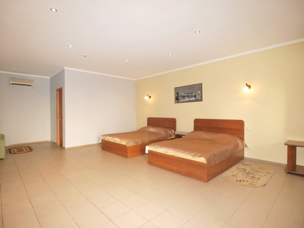 Люкс №103 однокомнатный, база отдыха «Водный мир», Кирилловка. Фото 2