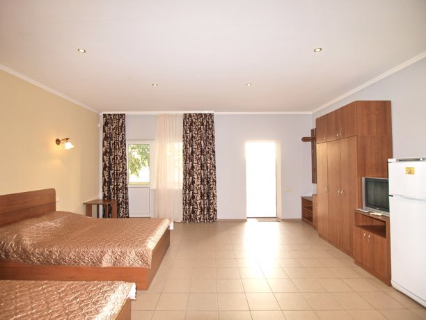 Люкс №103 однокомнатный, база отдыха «Водный мир», Кирилловка. Фото 5