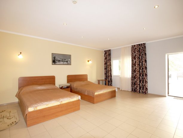 Люкс №105 однокомнатный, база отдыха «Водный мир», Кирилловка. Фото 3