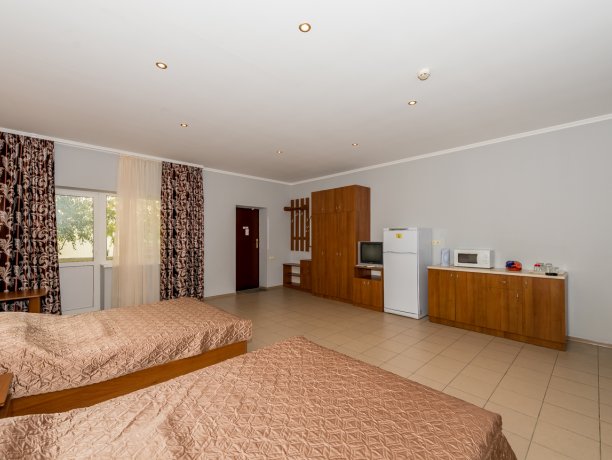 Люкс №106 однокомнатный, база отдыха «Водный мир», Кирилловка. Фото 2