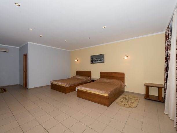 Люкс №106 однокомнатный, база отдыха «Водный мир», Кирилловка. Фото 1