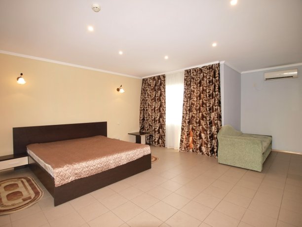 Люкс №201 2-х ком. двухкомнатный, база отдыха «Водный мир», Кирилловка. Фото 1