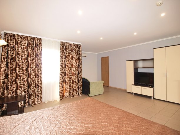 Люкс №201 2-х ком. двухкомнатный, база отдыха «Водный мир», Кирилловка. Фото 4