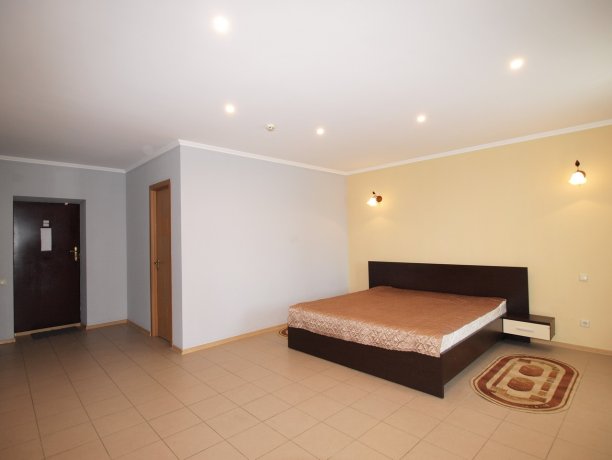 Люкс №301 2-х ком. двухкомнатный, база отдыха «Водный мир», Кирилловка. Фото 2