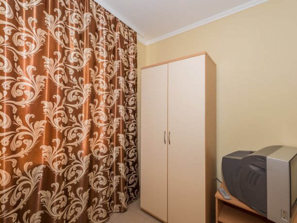 Люкс №107 2-х ком. двухкомнатный, база отдыха «Водный мир», Кирилловка. Фото 7