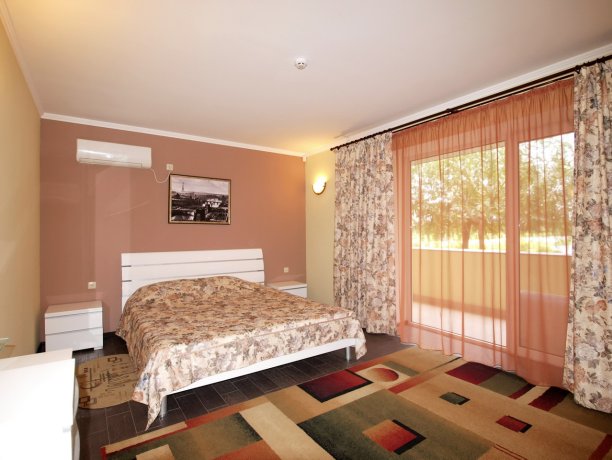 Люкс №1 * 2-х ком. двухкомнатный, база отдыха «Водный мир», Кирилловка. Фото 2