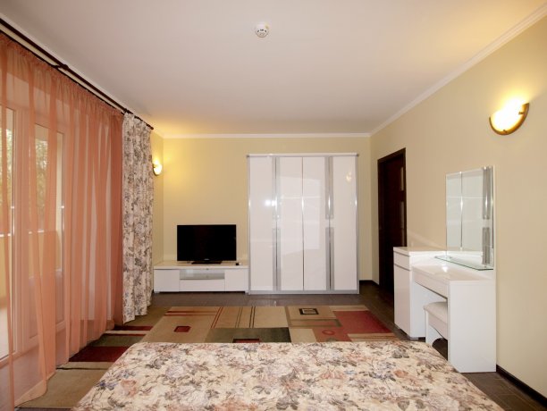 Люкс №1 * 2-х ком. двухкомнатный, база отдыха «Водный мир», Кирилловка. Фото 1