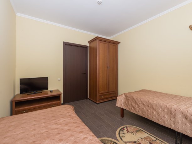 Люкс №2 * 2-х ком. двухкомнатный, база отдыха «Водный мир», Кирилловка. Фото 7