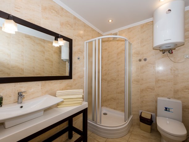 Люкс №2 * 2-х ком. двухкомнатный, база отдыха «Водный мир», Кирилловка. Фото 11